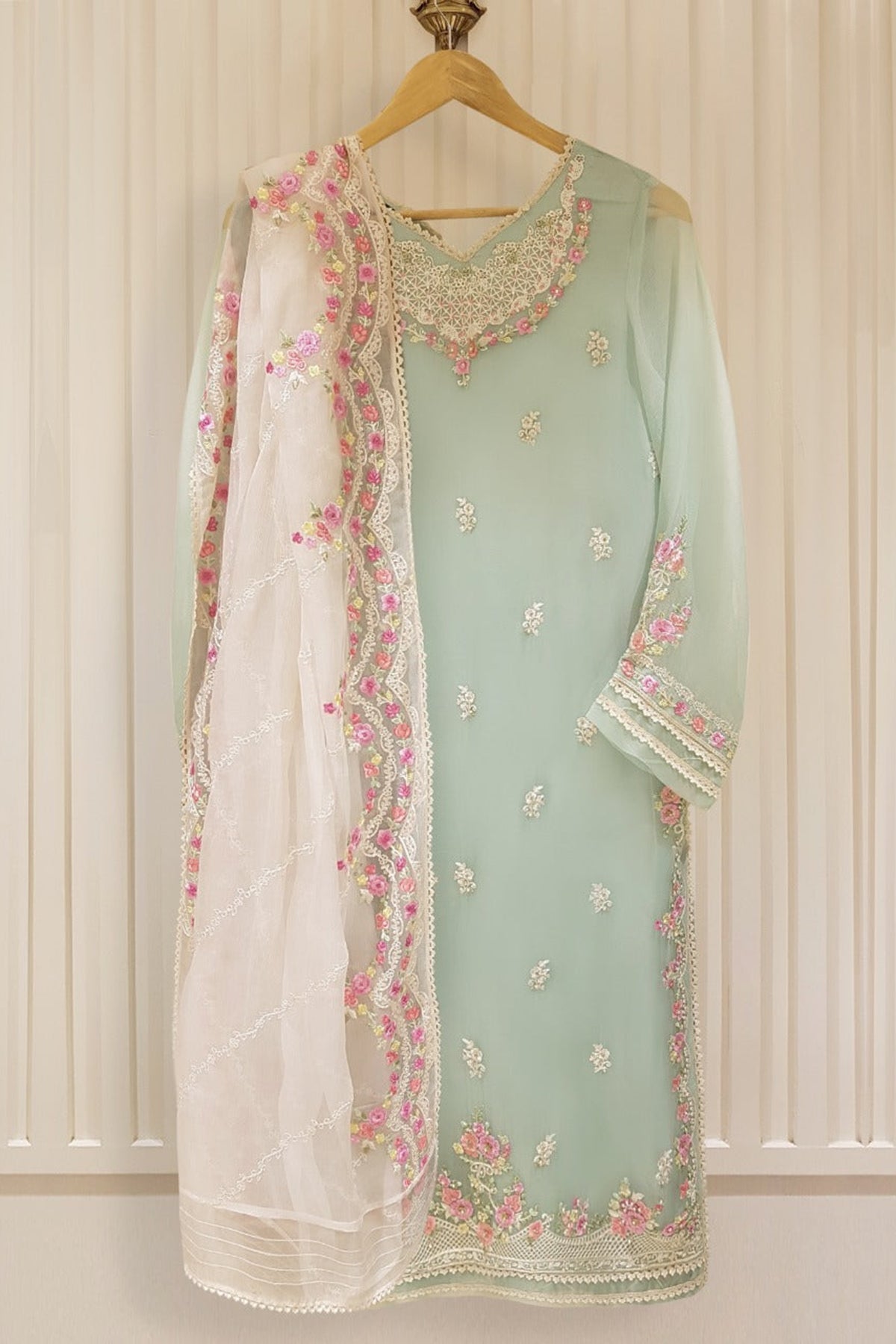 Agha Noor Heavy Embroidered 3pc with Embroidered Organza dupatta-GA1805